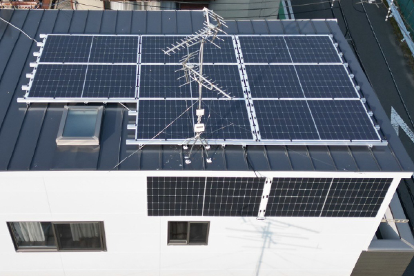 大阪府寝屋川市 E様邸様邸 設置枚数10枚(4.4kw)ガルバ屋根・ALCボードに設置しました。