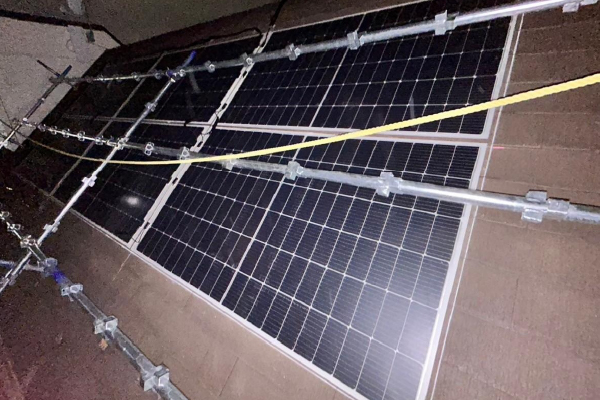 東京都尾足立区 I様邸様邸 設置枚数6枚(2.64kw)スレート屋根に設置しました。