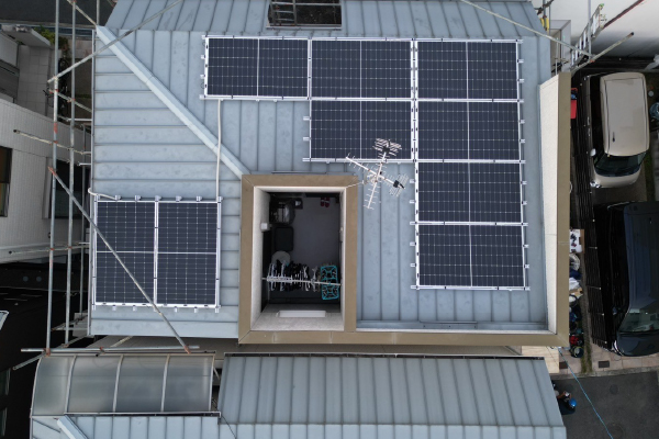 大阪府枚方市 O様邸様邸 設置枚数9枚(3.96kw)ガルバ屋根に設置しました。