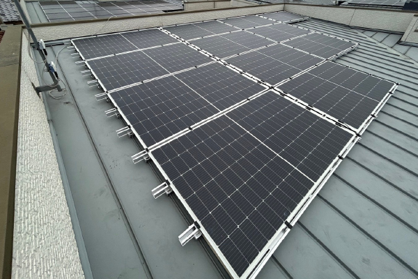 大阪府枚方市 M様邸様邸 設置枚数12枚(5.28kw)ガルバ屋根に設置しました。