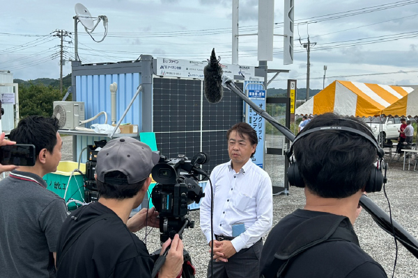 災害時に衛星通信通じ医療情報共有する千葉館山市の実証実験において「HESTAソーラー」が太陽光発電による自家発電装置として採用されました。