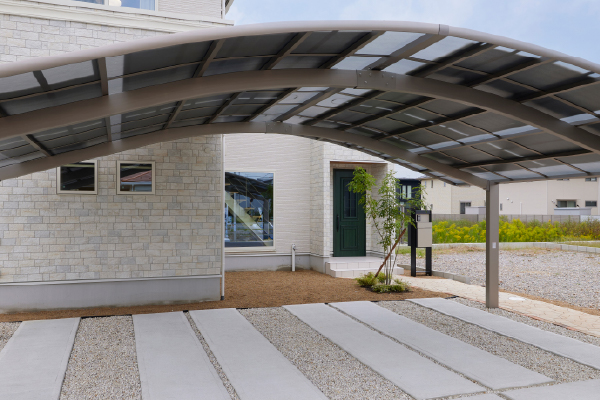 岐阜県岐阜市 T様邸様邸 設置枚数12枚(5.28kw)カーポートに設置しました。