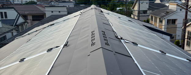 屋根の荷重を抑える必要が有り、穴あけ不要のHESTAソーラーを採用しました。