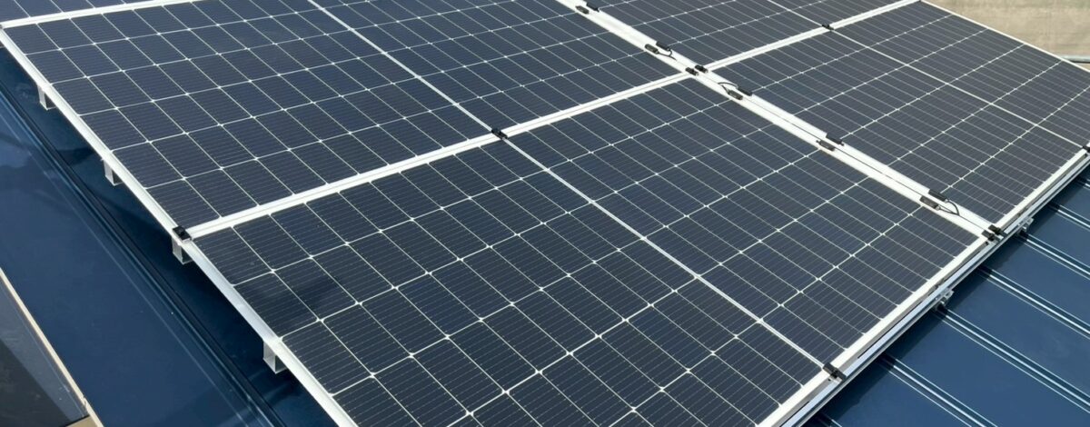 岡山県岡山市 F様邸 設置枚数14枚(6.16kw)立平葺き屋根に設置しました。