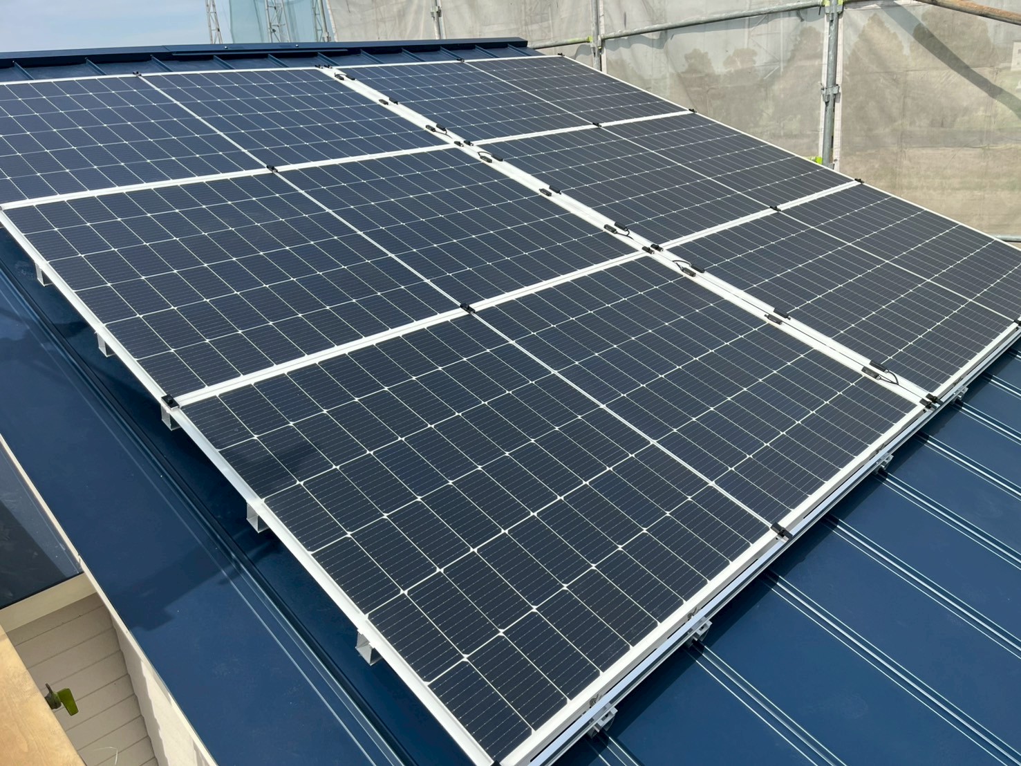 岡山県岡山市 F様邸 設置枚数14枚(6.16kw)立平葺き屋根に設置しました。