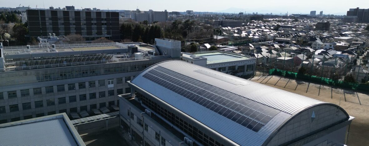 都内高等学校 設置枚数245枚(107.8kw)湾曲した体育館の屋根に設置しました。