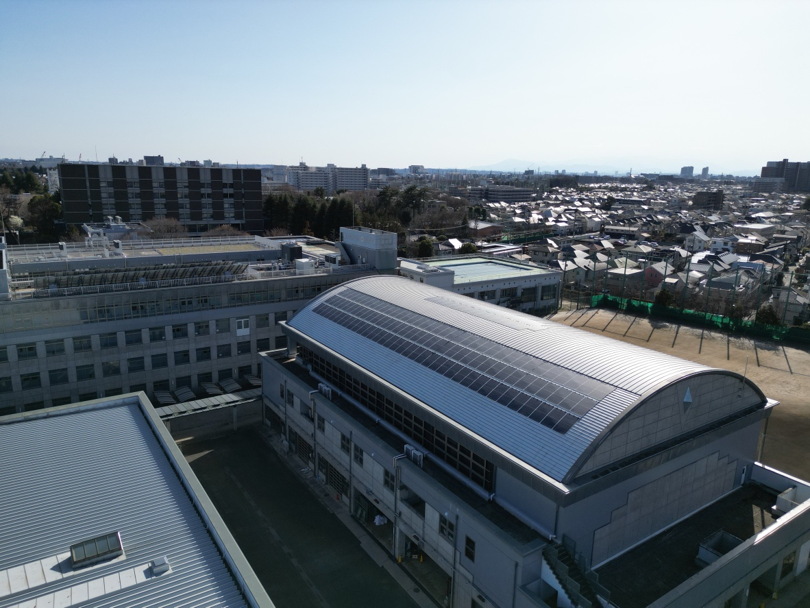 都内高等学校 設置枚数245枚(107.8kw)湾曲した体育館の屋根に設置しました。