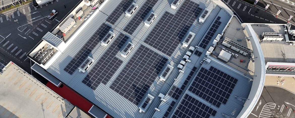 大阪府の娯楽施設 設置枚数532枚(234.08kw)の屋根に設置しました。