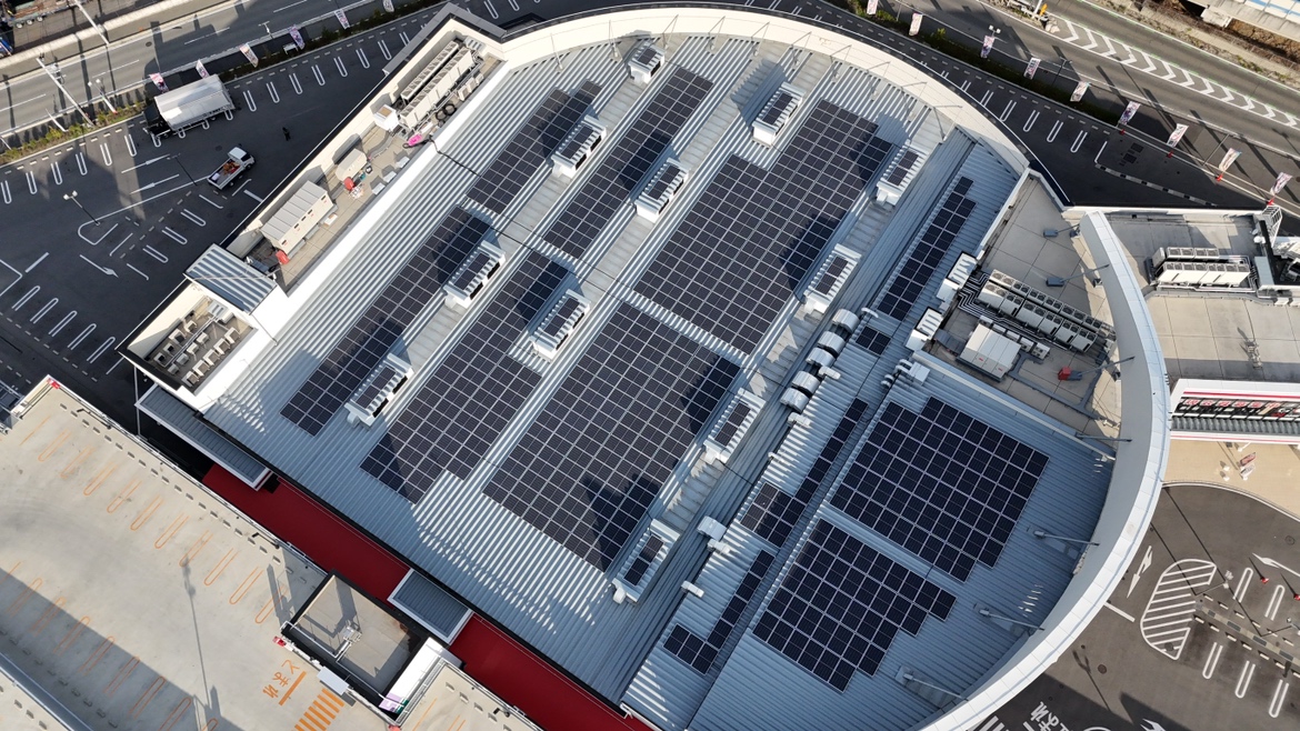 大阪府の娯楽施設 設置枚数532枚(234.08kw)の屋根に設置しました。