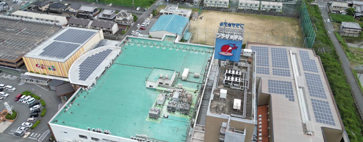 奈良県の温浴施設 設置枚数744枚(327.36kw)の屋根に設置しました。