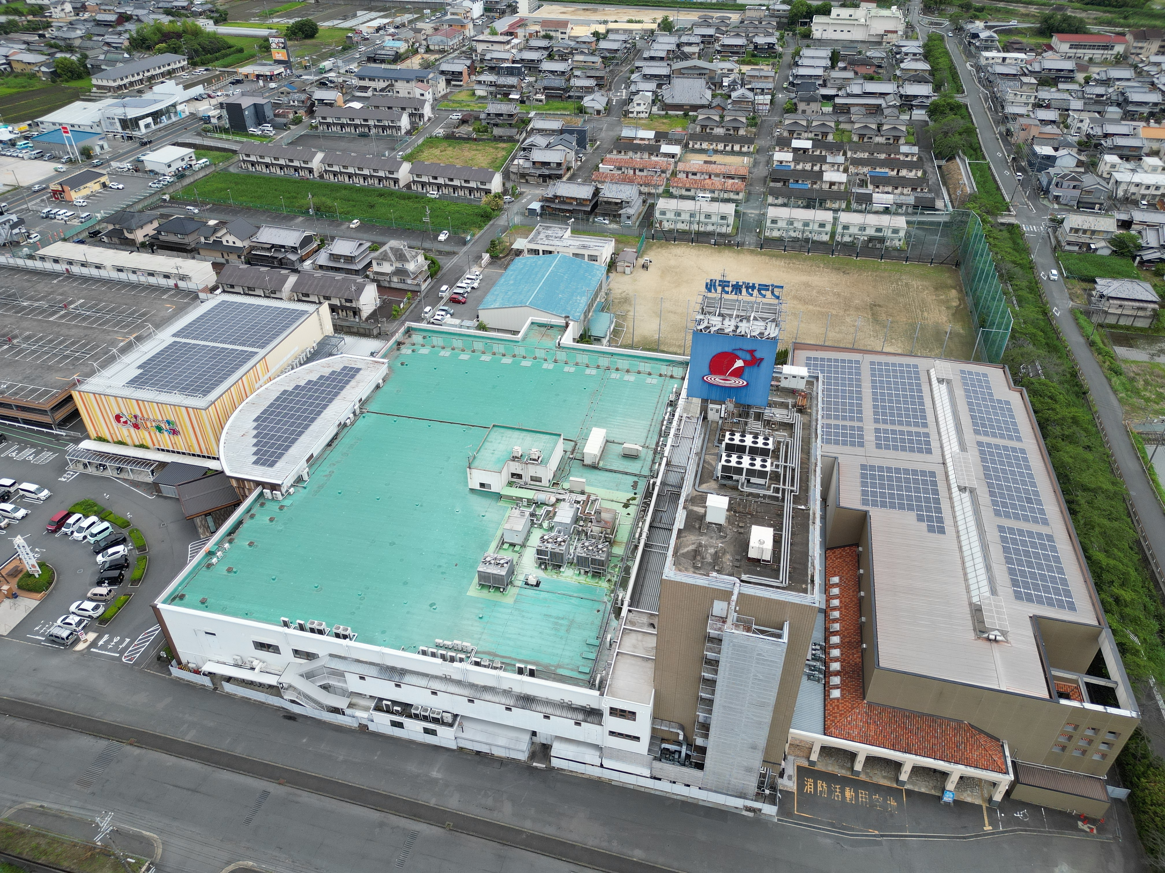 奈良県の温浴施設 設置枚数744枚(327.36kw)の屋根に設置しました。