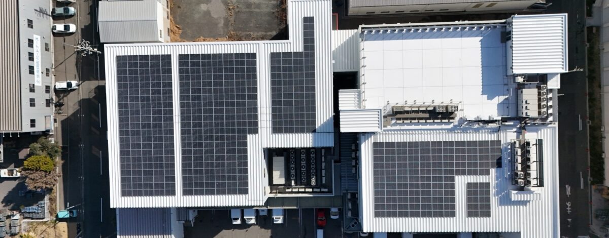 大阪府の食品製造工業 設置枚数402枚（176.88kw）屋根に設置しました。