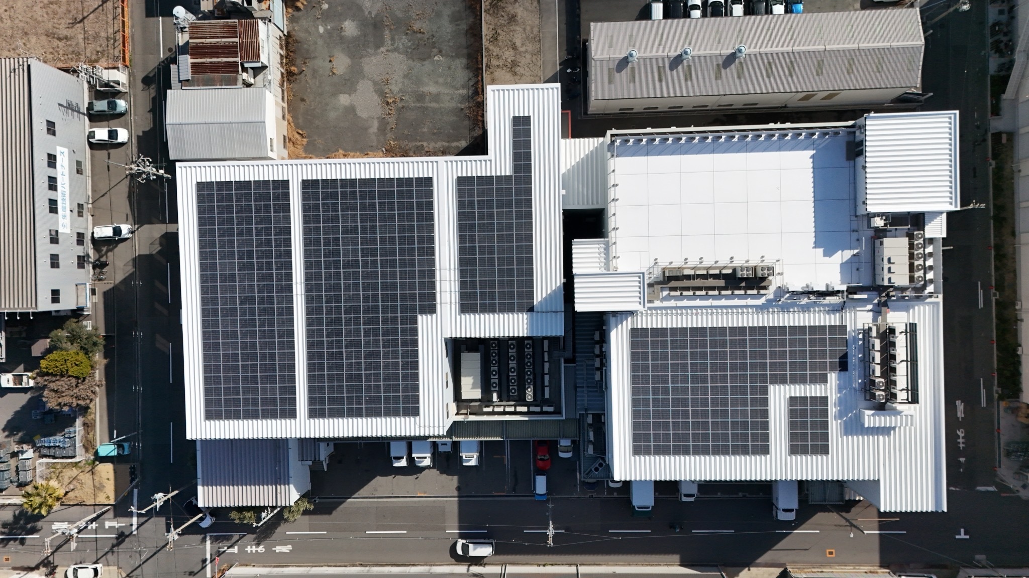 大阪府の食品製造工業 設置枚数402枚（176.88kw）屋根に設置しました。