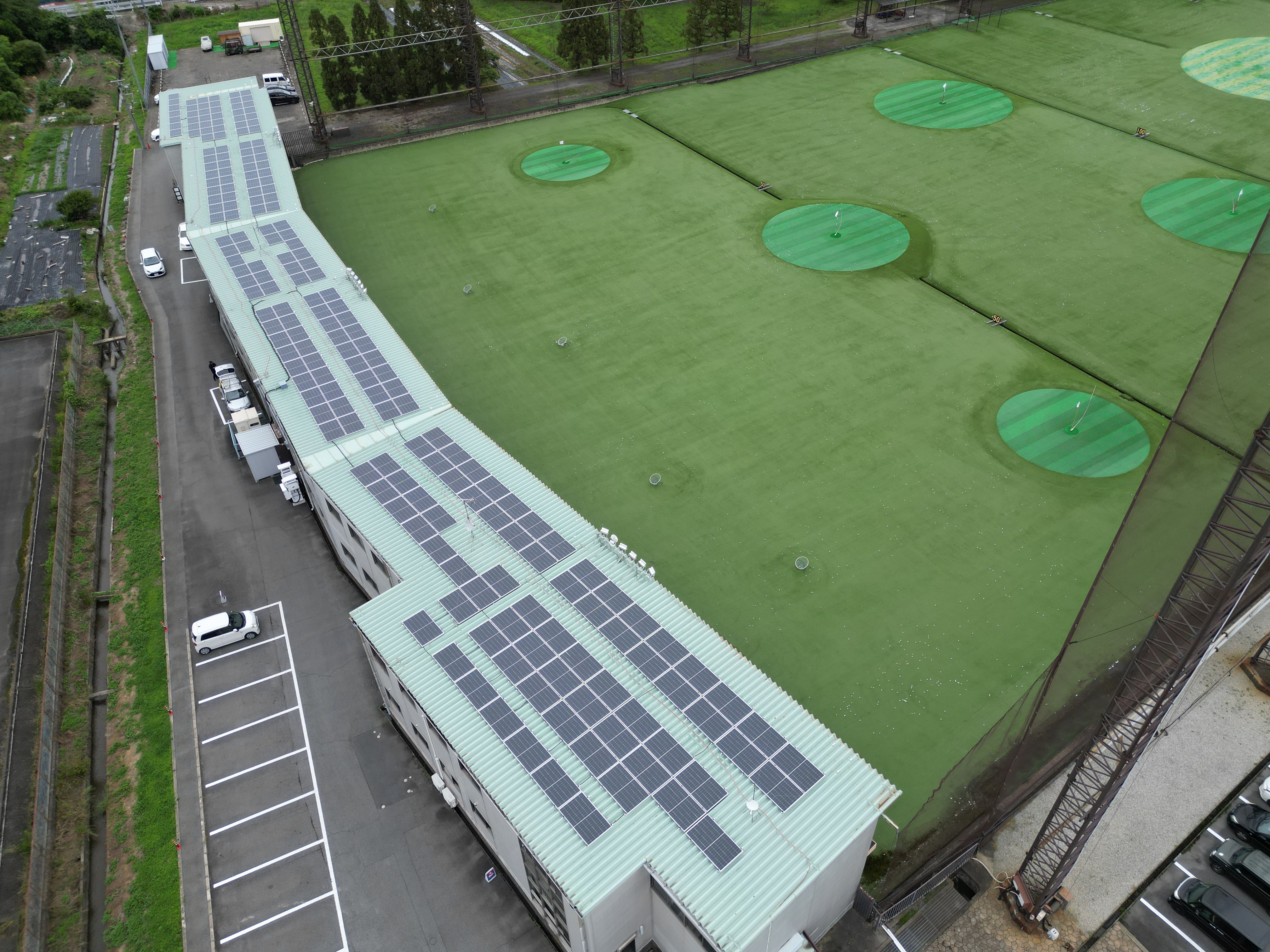 奈良県のゴルフ練習場 設置枚数206枚（90.64kw）屋根に設置しました。