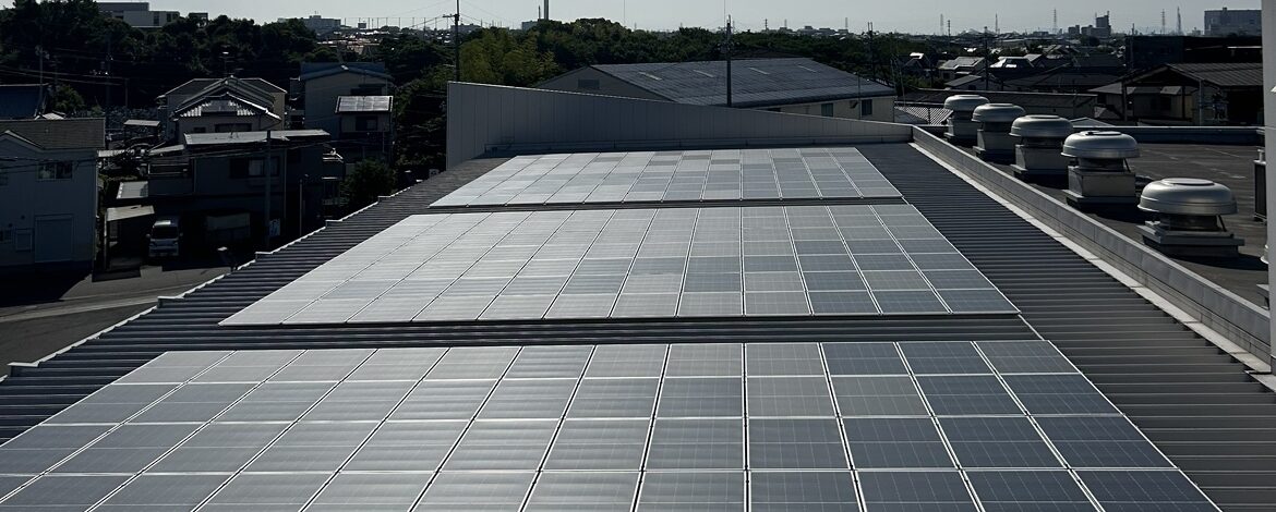 大阪府のリネン工場 設置枚数269枚（118.36kw）屋根に設置しました。