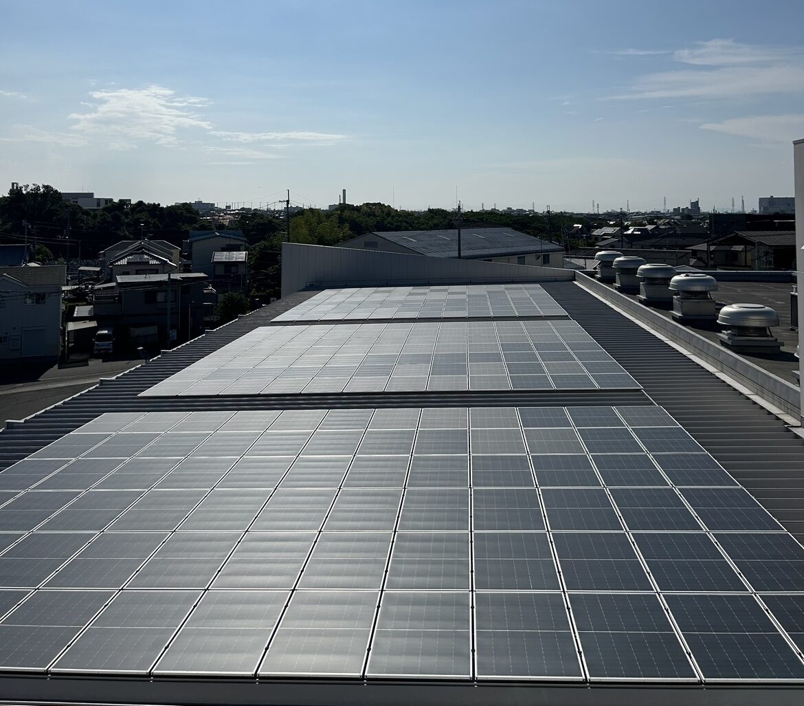 大阪府のリネン工場 設置枚数269枚（118.36kw）屋根に設置しました。