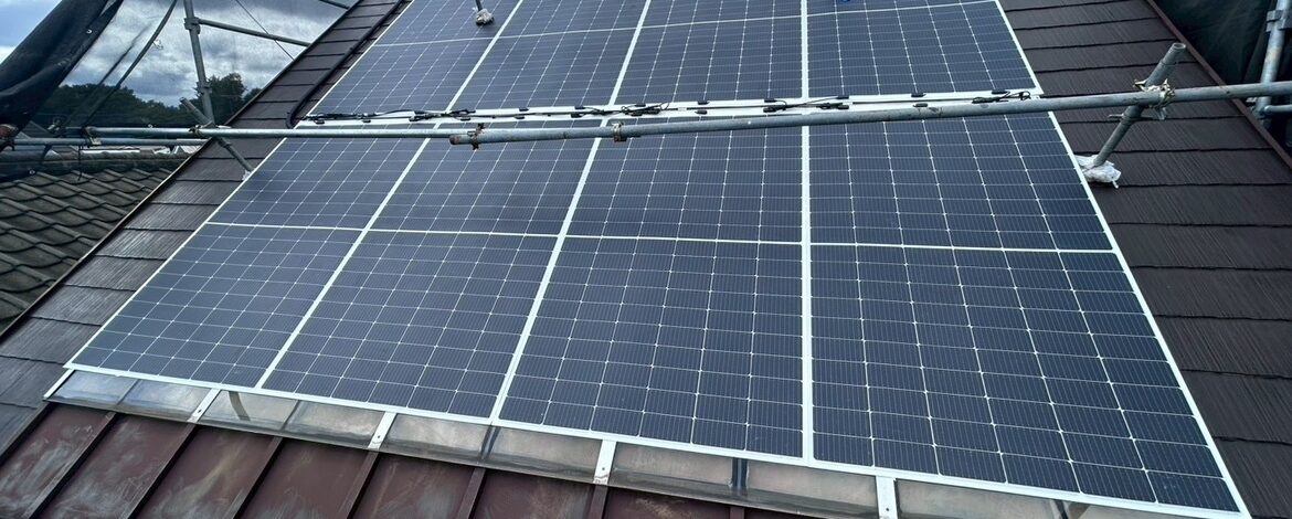 東京都町田市 設置枚数8枚（3.52kw）ガラスパネルの上に設置しました。
