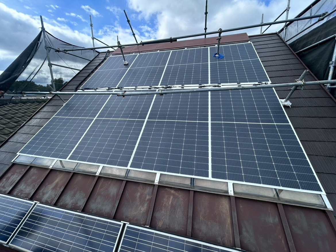 東京都町田市 設置枚数8枚（3.52kw）ガラスパネルの上に設置しました。
