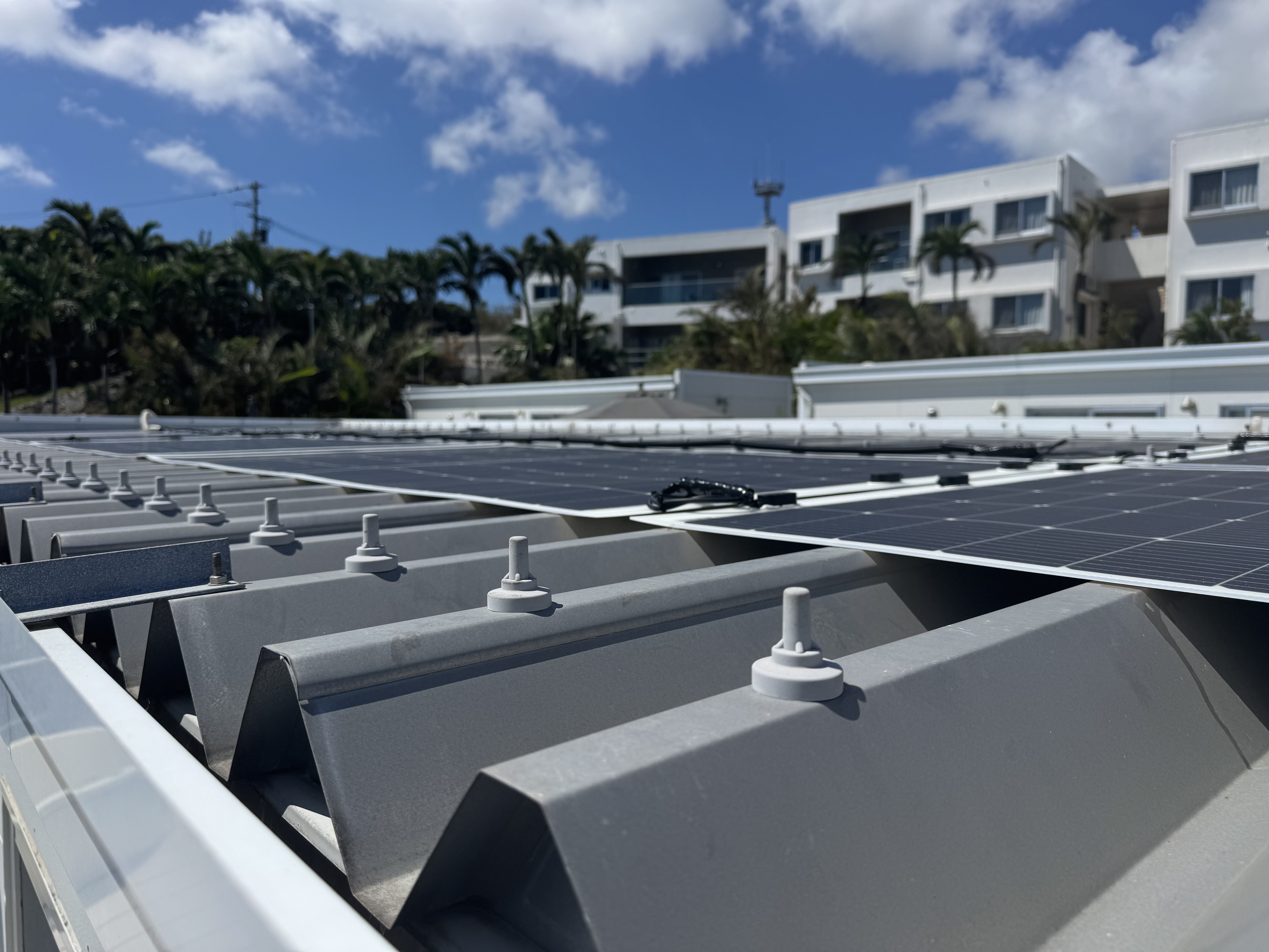 沖縄県のリゾート施設 設置枚数8枚（3.52kw）＋蓄電池15kw×6棟 88折半屋根に設置しました。